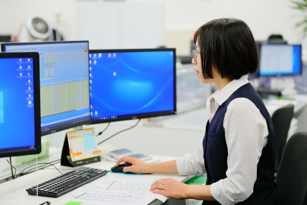 経理課